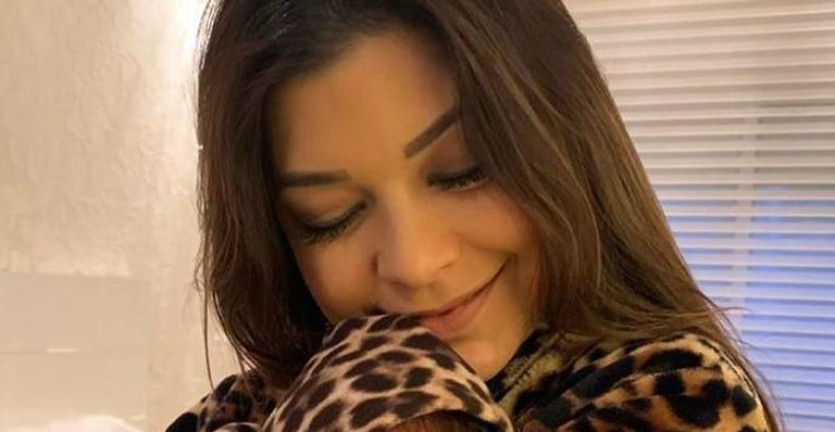 Amanda Françozo paparica a filha e comemora 11 dias de vida da pequena Vitória