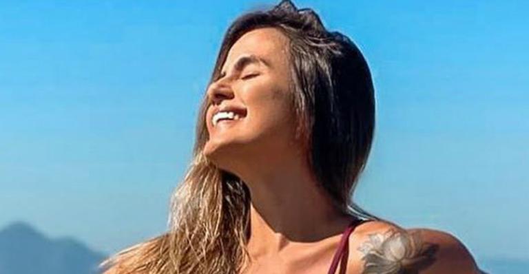 Após internação, Carol Peixinho aparece renovando o bronzeado com maiô ousado