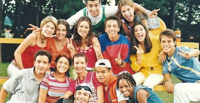 Elenco do seriado Sandy e Junior se reúne no show dos irmãos em São Paulo