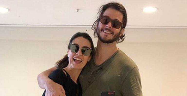 Fátima Bernardes surge com look despojado em dia com o namorado