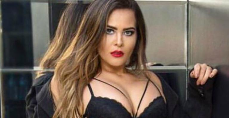 Geisy Arruda sensualiza de lingerie preta e brinca de mulher fatal: ”Indo caçar briga”