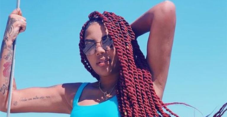 Ludmilla e a namorada surgem com maiô e biquíni combinando