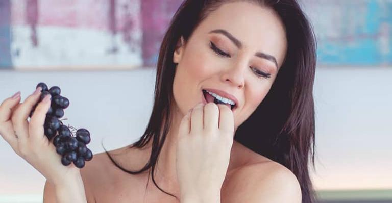Na pele de Vivi Guedes, Paolla Oliveira sensualiza usando só um cobertor e recebe cantadas: ”Chupa que é de uva”