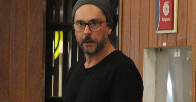 Alexandre Nero vai ao shopping com os dois filhos e beleza dos herdeiros rouba a cena