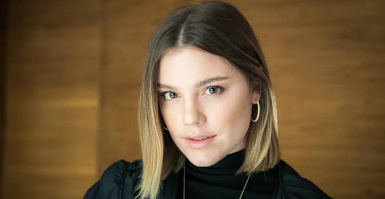 Alice Wegmann surge com novo visual, deixa fãs em dúvida e fica surpresa: ”Quem é?”
