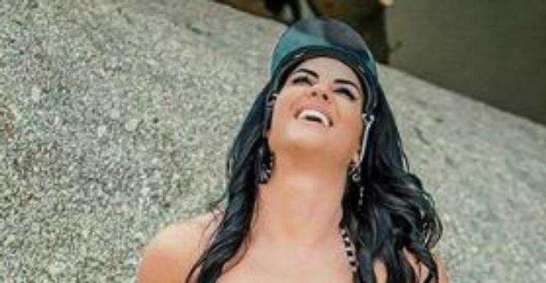 Graciele Lacerda mostra resultado da dieta em clique de biquíni e ostenta barriguinha seca