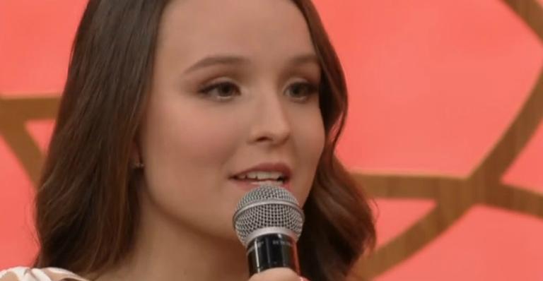 Larissa Manoela participa do ‘Encontro’ e deixa fãs confusos: ”Já foi contratada?”
