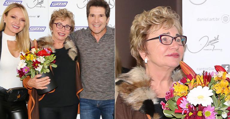 Mãe da apresentadora Eliana chora ao ganhar carinho de Daniel em seu aniversário