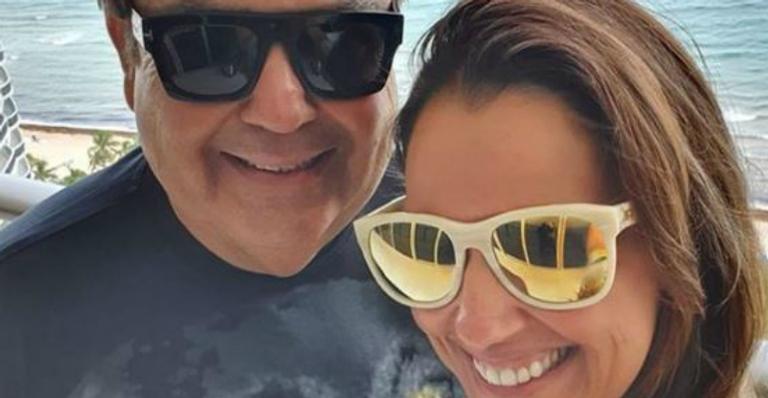 Esposa de Faustão surge com filho na Europa e semelhança entre menino e apresentador impressiona