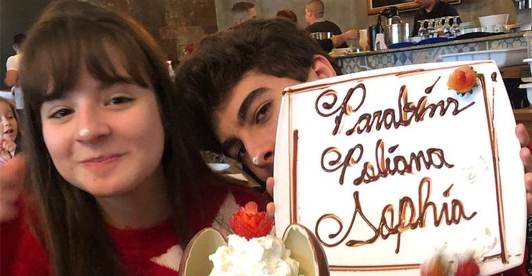 Sophia Valverde comemora aniversário de 14 anos ao lado do namorado