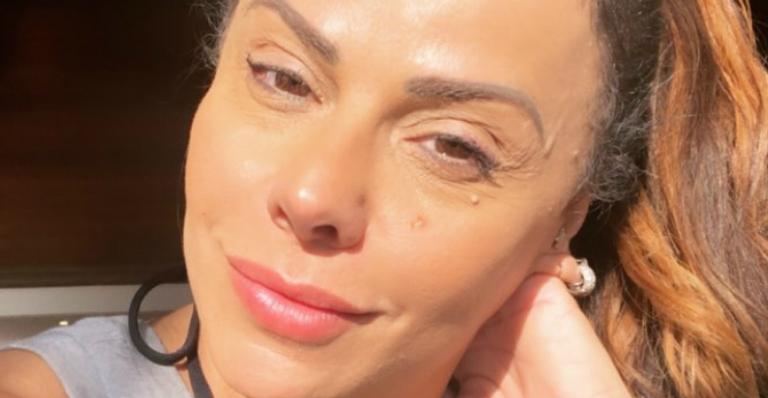 Aos 44 anos, Viviane Araujo ostenta corpão incrível de biquíni mínimo e impressiona