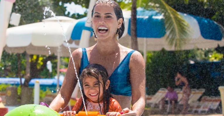 Deborah Secco se joga em parque aquático com a filha: ”Sou muito realizada”