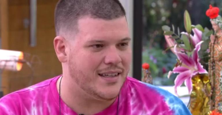 Ferrugem manda indireta após ser criticado ao usar várias vezes a mesma camiseta