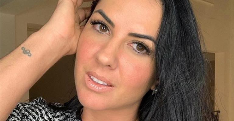 De camisola, Graciele Lacerda eleva a temperatura ao exibir pernas grossas