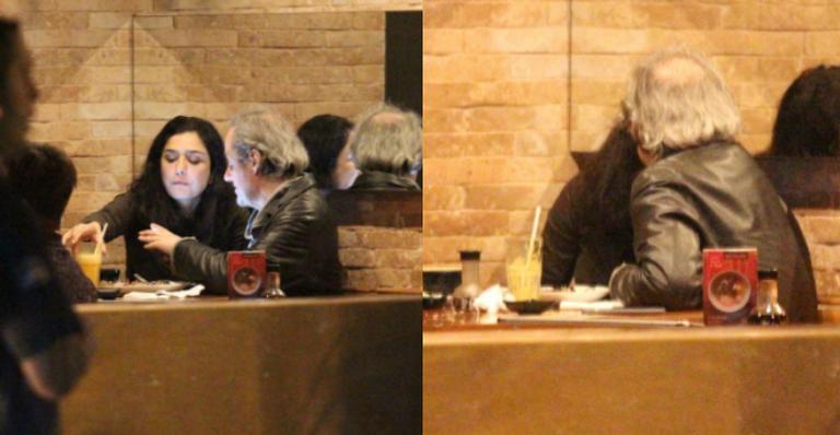 Letícia Sabatella e Daniel Dantas namoram muito em restaurante no Rio de Janeiro