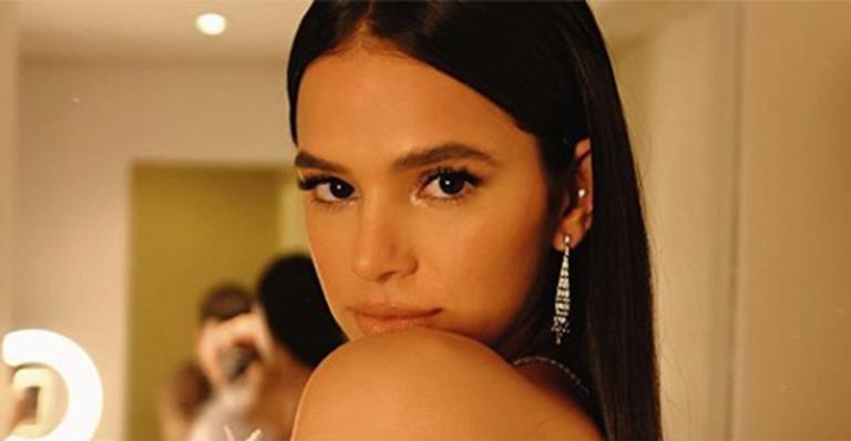 De toalha, Bruna Marquezine surge nua em ensaio de fotógrafo