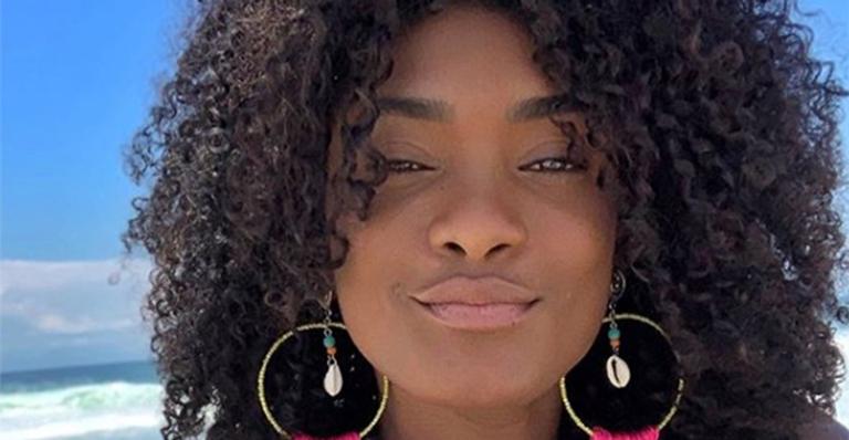 Novo visual! Erika Januza radicaliza e surge com cabelo curtíssimo