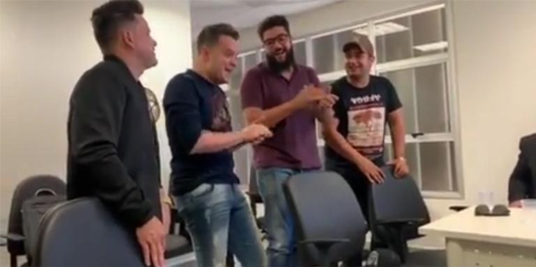 Disputa na justiça entre as duplas Henrique & Juliano e João Neto & Frederico termina em música