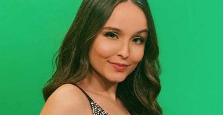Larissa Manoela aposta em look com a barriguinha de fora e mostra curvas nas redes