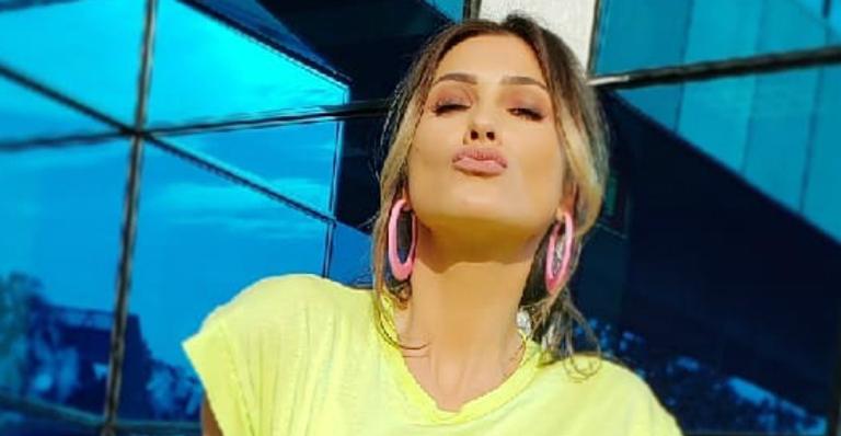 Lívia Andrade posa de shortinho e magreza divide opiniões entre seguidores: ”Muito magrinha”