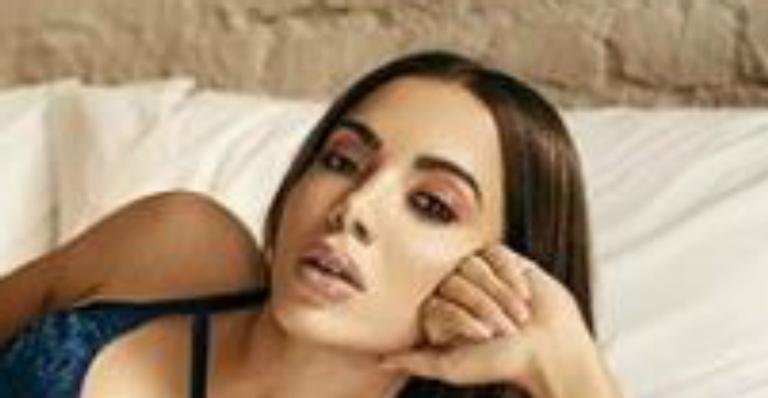 Anitta surge de lingerie mínima na cama e eleva a temperatura na web: ”Deusa”