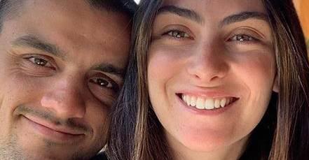 Discretamente, esposa de Felipe Simas anuncia a terceira gravidez: “Dividir a vida”