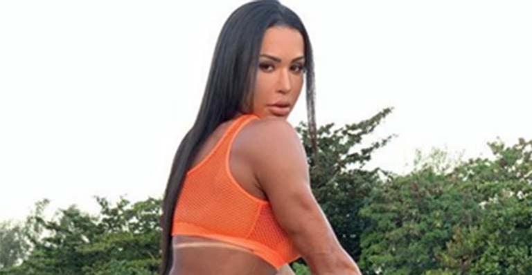 Gracyanne Barbosa sensualiza até com macacão que cobre o corpo inteiro