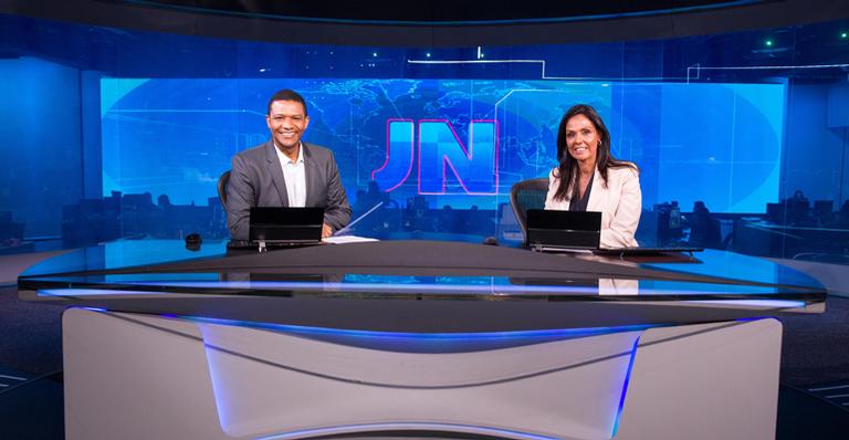 Globo anuncia os dois primeiros apresentadores do revezamento de 50 anos do ‘Jornal Nacional’