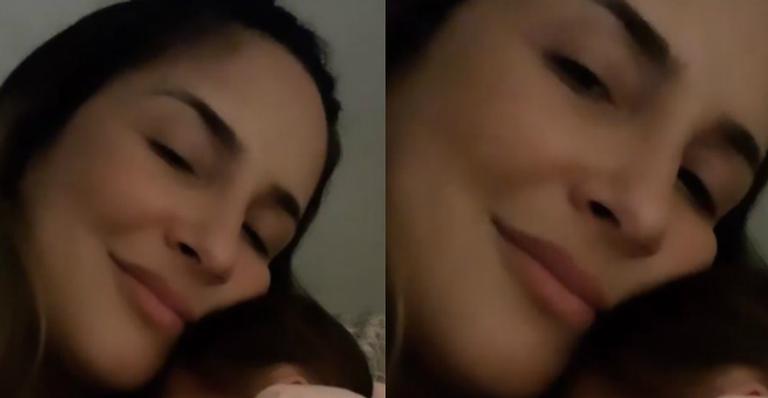 Claudia Leitte posa com a recém-nascida no colo em momento íntimo e encanta