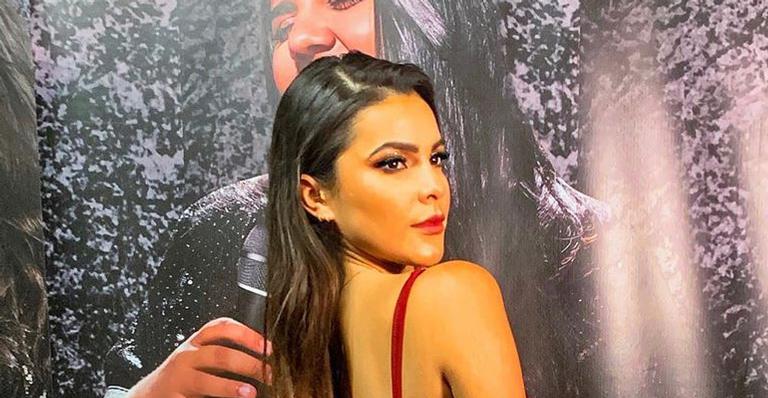 Ex-BBB Emilly Araújo causa com vestido de cetim em seu primeiro dia de trabalho