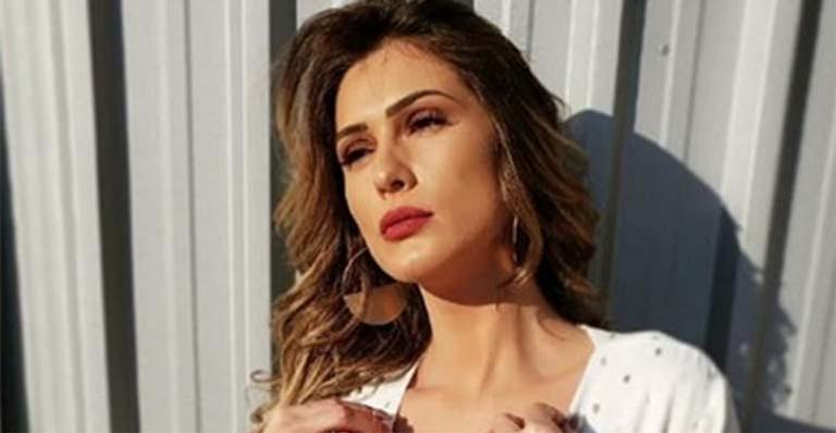 Lívia Andrade abusa do decote em look todo branco