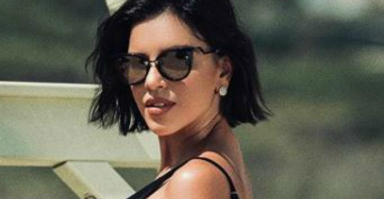 Mariana Rios se despede da França com clique de biquíni e exibe curvas naturais