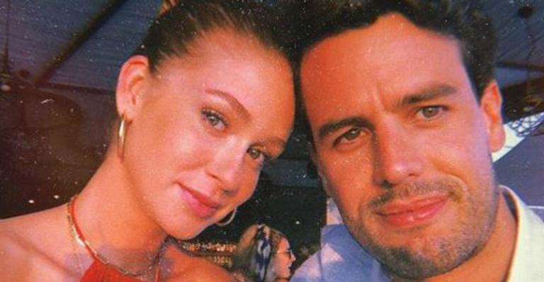 Em clima de romance, Marina Ruy Barbosa divide clique quente com o maridão em jatinho