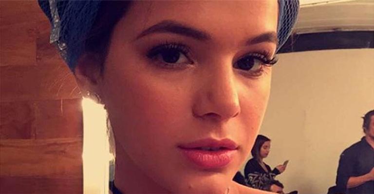 Bruna Marquezine se diverte em loja de vestidos de noiva com Priscilla Alcântara