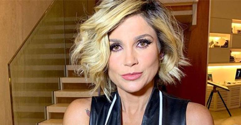 De biquíni, Flávia Alessandra exibe corpão perfeito e barriga seca
