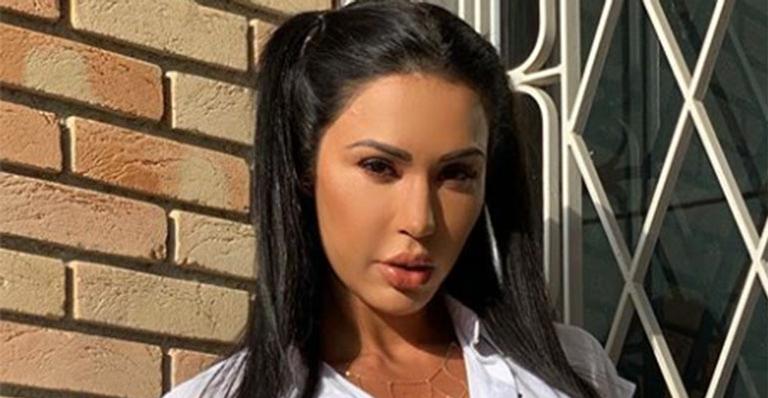 Gracyanne Barbosa seduz em evento com shortinho jeans tamanho PP