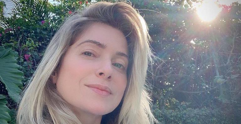 Letícia Spiller surge linda em look todo cor de rosa e recebe elogios