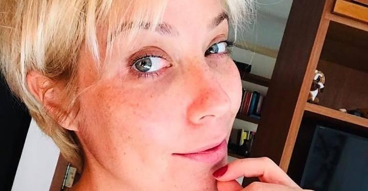 Luiza Possi se derrete de amores ao posar coladinha da família: “Tudo em casa”