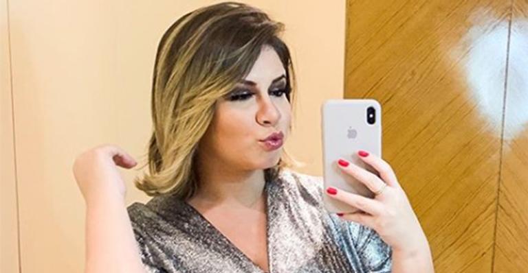 Com vestido curtinho, Marília Mendonça faz selfie no espelho e mostra barrigão no sétimo mês