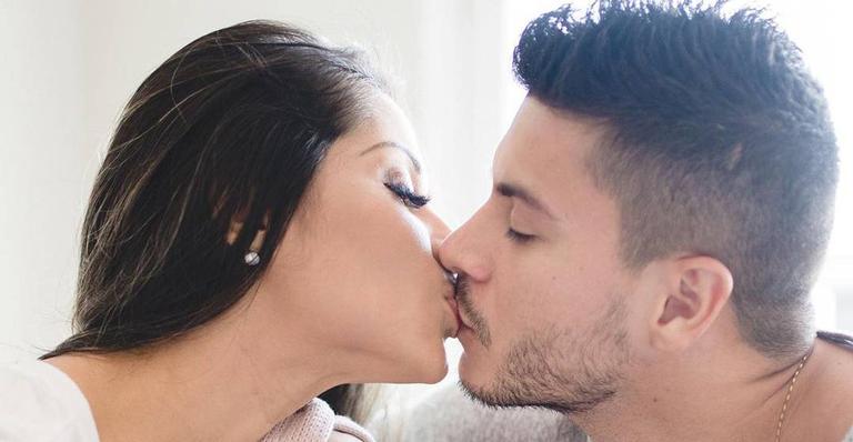 Mayra Cardi se declara para o marido, Arthur Aguiar em clique romântico: “Parceiro pra vida”