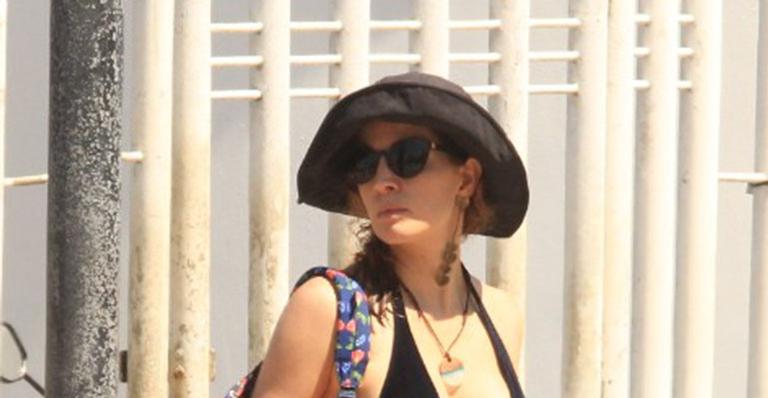 Poliana Abritta surge de biquíni e shorts em dia na praia com os filhos trigêmeos