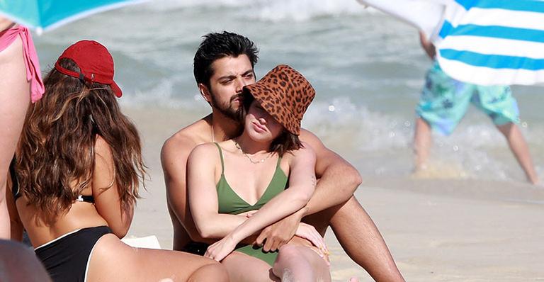 Na praia, Agatha Moreira namora muito e exibe corpão