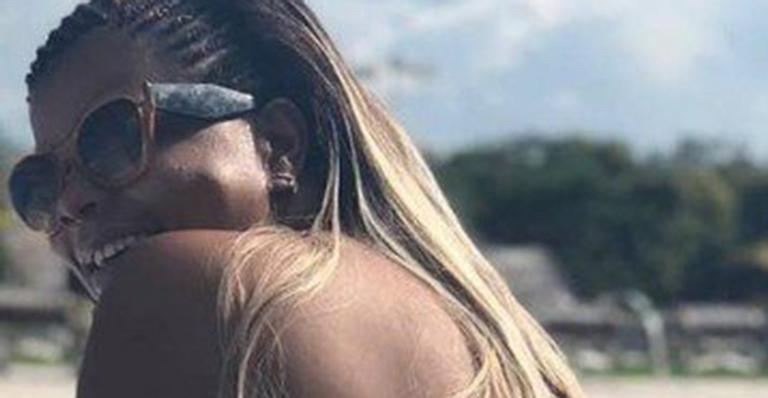 Tati Quebra Barraco causa ao exibir o bumbum na piscina: ”Engole ou passa mal”