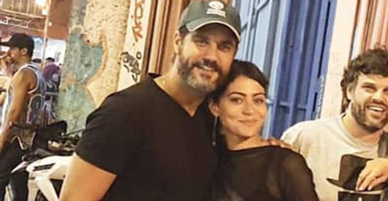 Carol Castro e Bruno Cabrerizo surgem aos beijos em noitada juntos