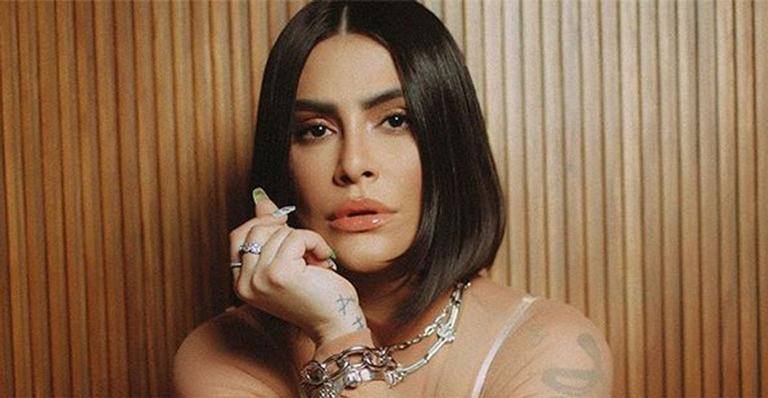 Após sofrer críticas, Cleo faz pose sensual e afirma: ‘Cansada’
