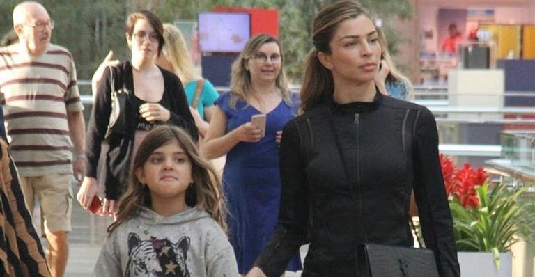 Grazi Massafera curte passeio com a filha em shopping no Rio