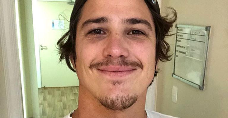 Romulo Arantes Neto surge em cama de hospital e revela cirurgia