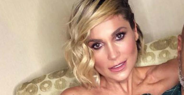 Flávia Alessandra posa totalmente nua com maquiador e causa na web: ”Você esculacha”