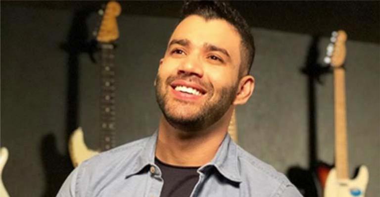 Gusttavo Lima surge com carro diferentão em foto com o filho caçula