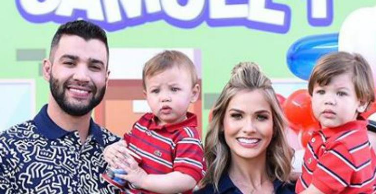Gusttavo Lima surge agarradinho nos filhos em dia de piscina e encanta fãs: ”Domingo em família”